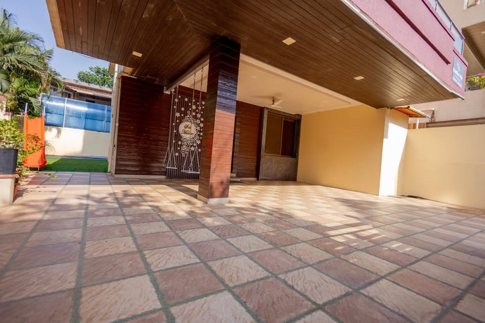 Facade/entrance, Parking