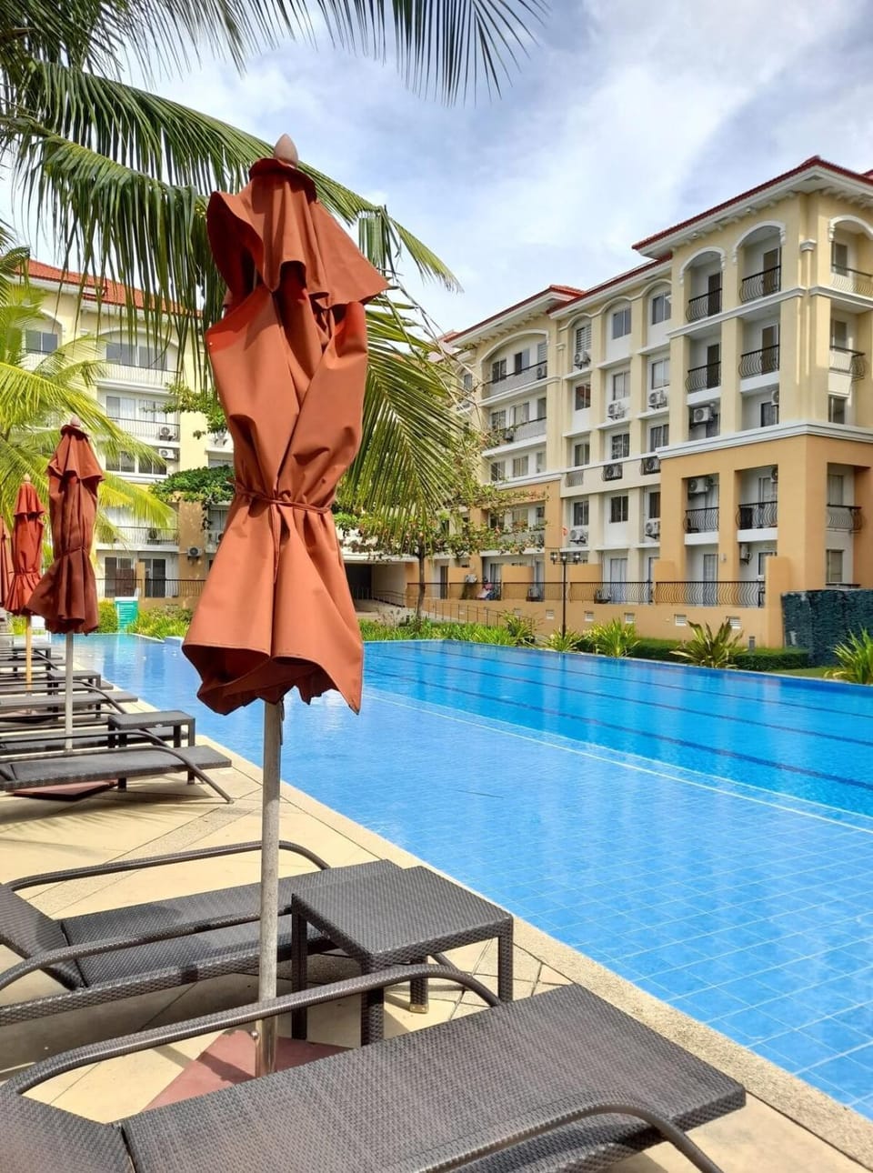 Property building, Pool view, Swimming pool, Swimming pool, sunbed
