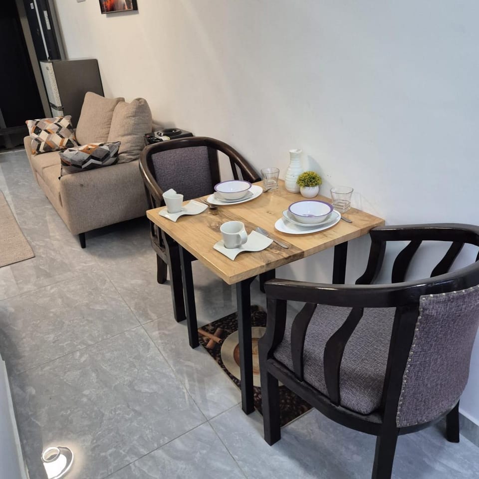 Dining area, minibar