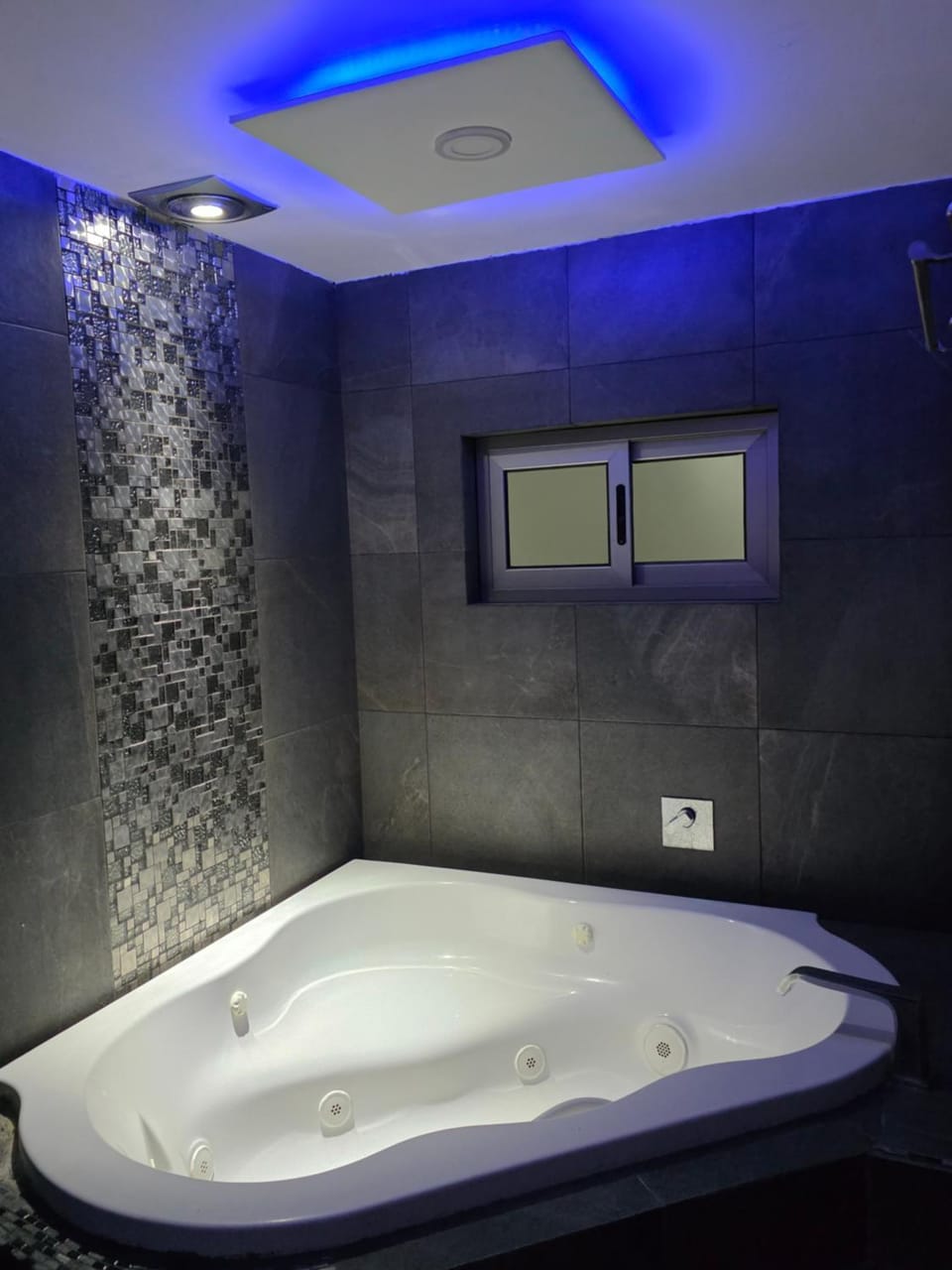 Hot Tub, Bathroom