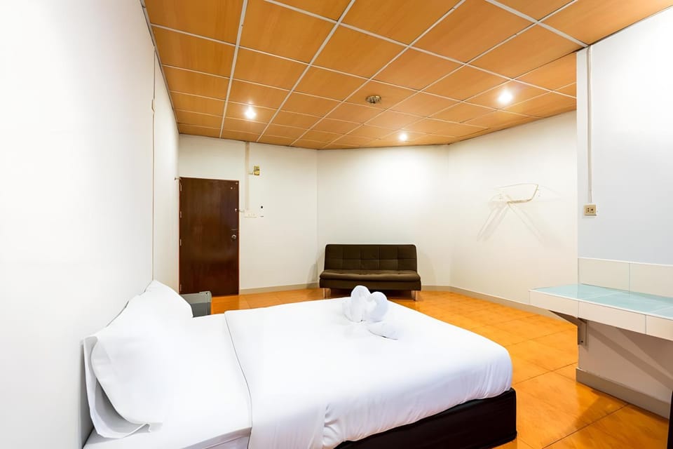 Bed, Photo of the whole room, Seating area, Bedroom