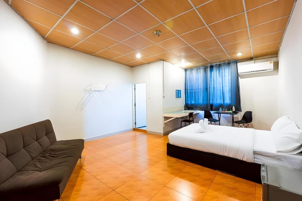 Bed, Photo of the whole room, Seating area, Bedroom, air conditioner