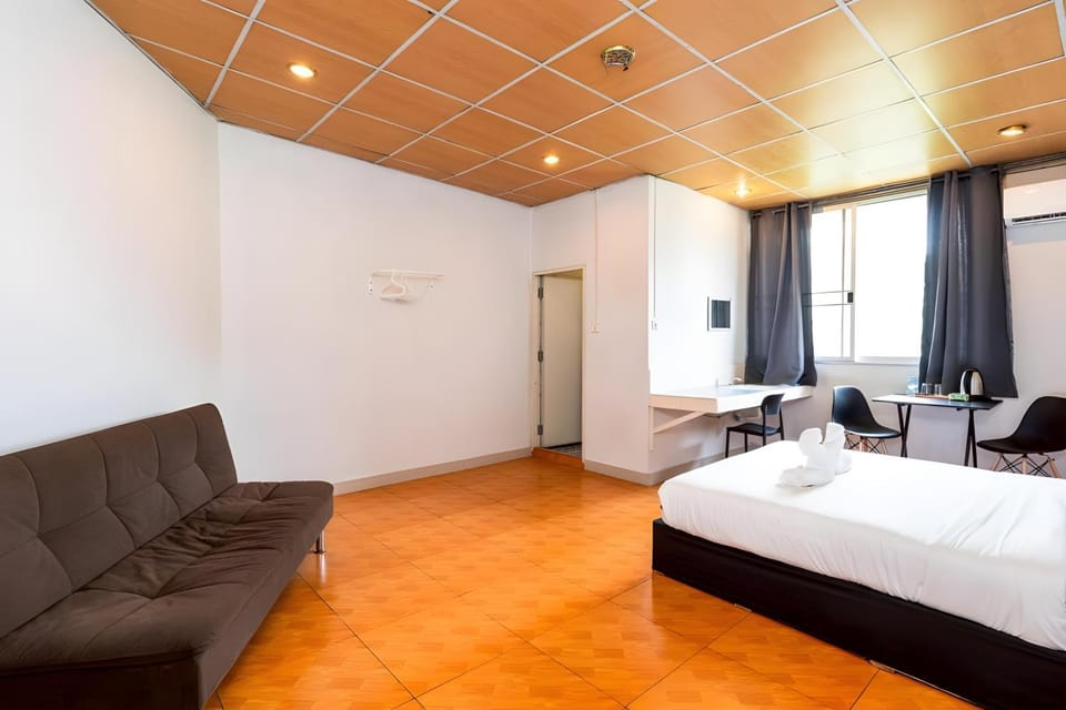 Bed, Photo of the whole room, Seating area, Bedroom