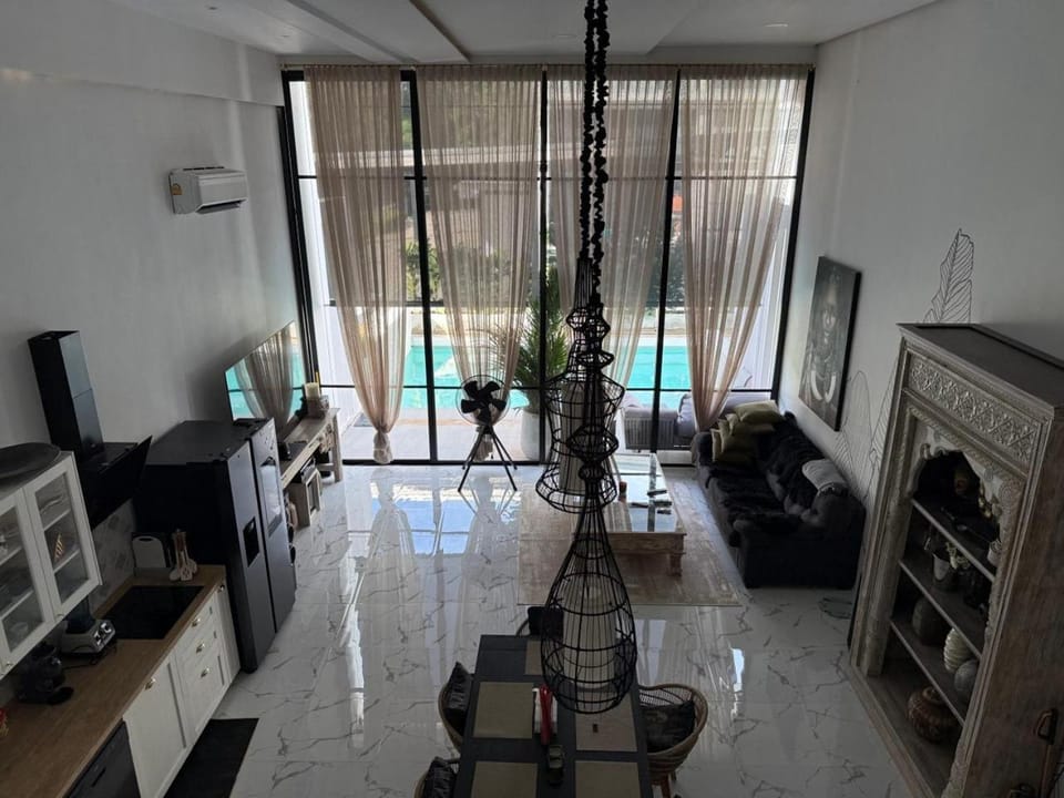 TV and multimedia, Living room, Seating area, air conditioner