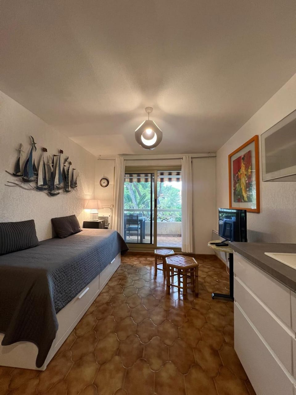 Bed, TV and multimedia, Living room