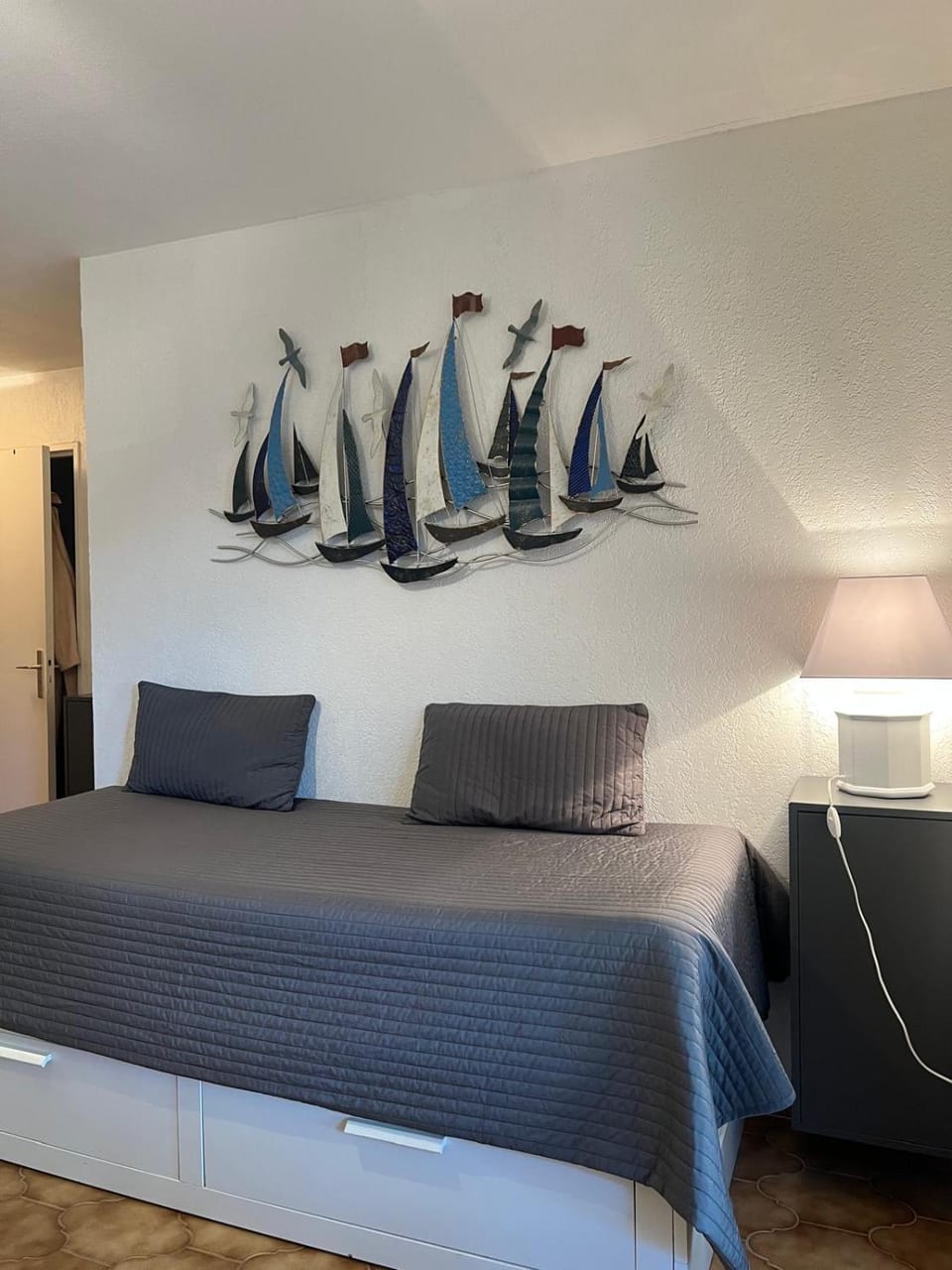 Bed, Living room