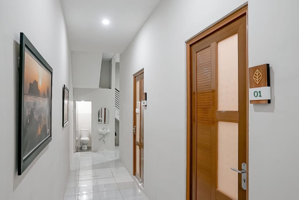 Roso Tentrem Guest House by Calli Rooms Bed and Breakfast in East Java