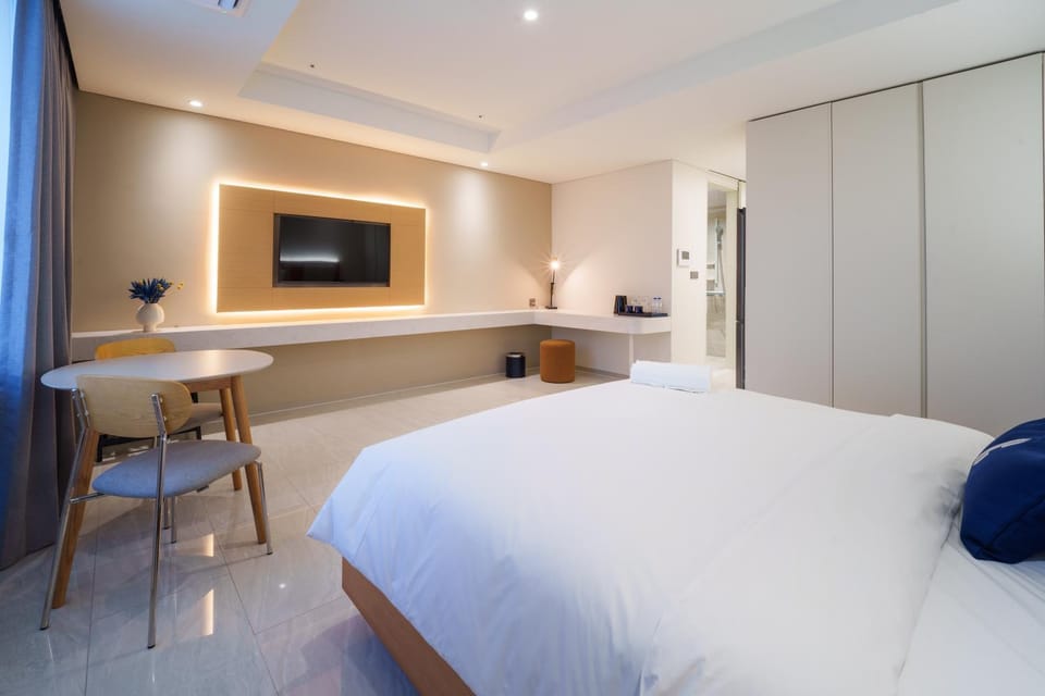 Bed, Photo of the whole room, Bedroom