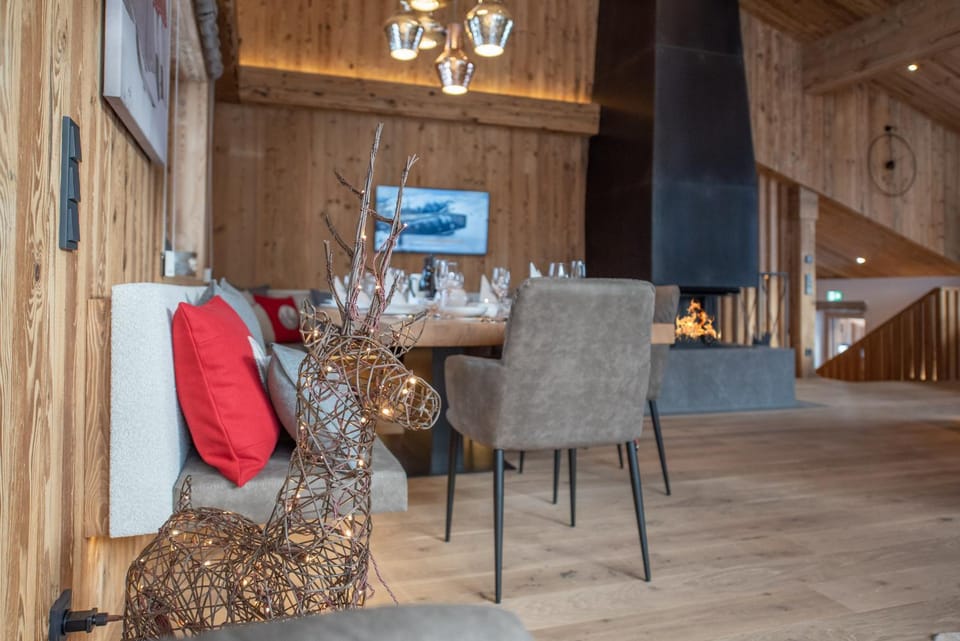 Seating area, Dining area