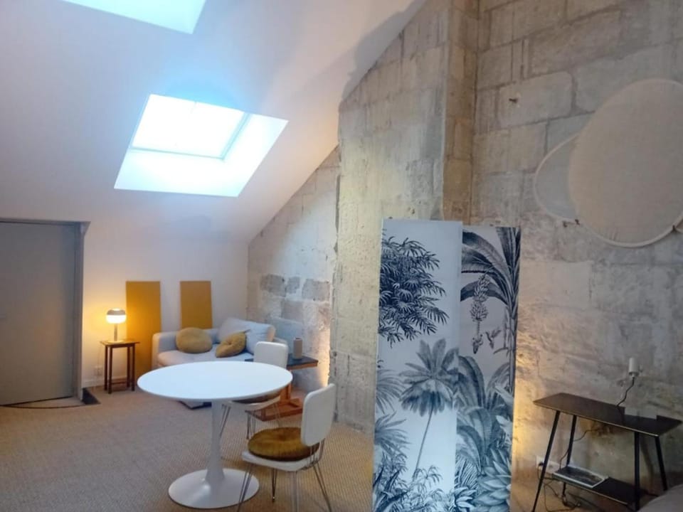 Tiny, bright architect-designed loft, king size Apartment in Saumur