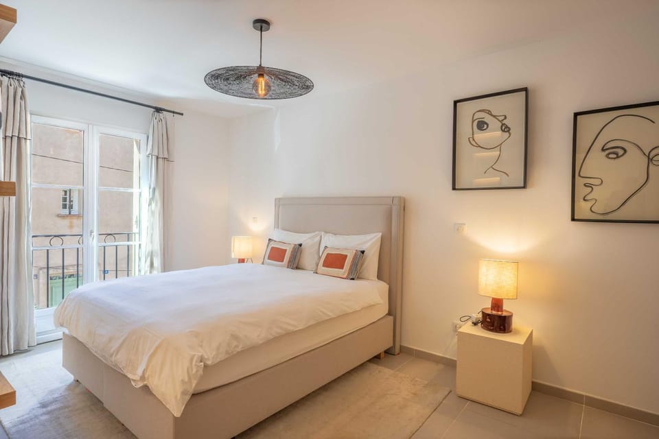 Bed, Decorative detail, Bedroom