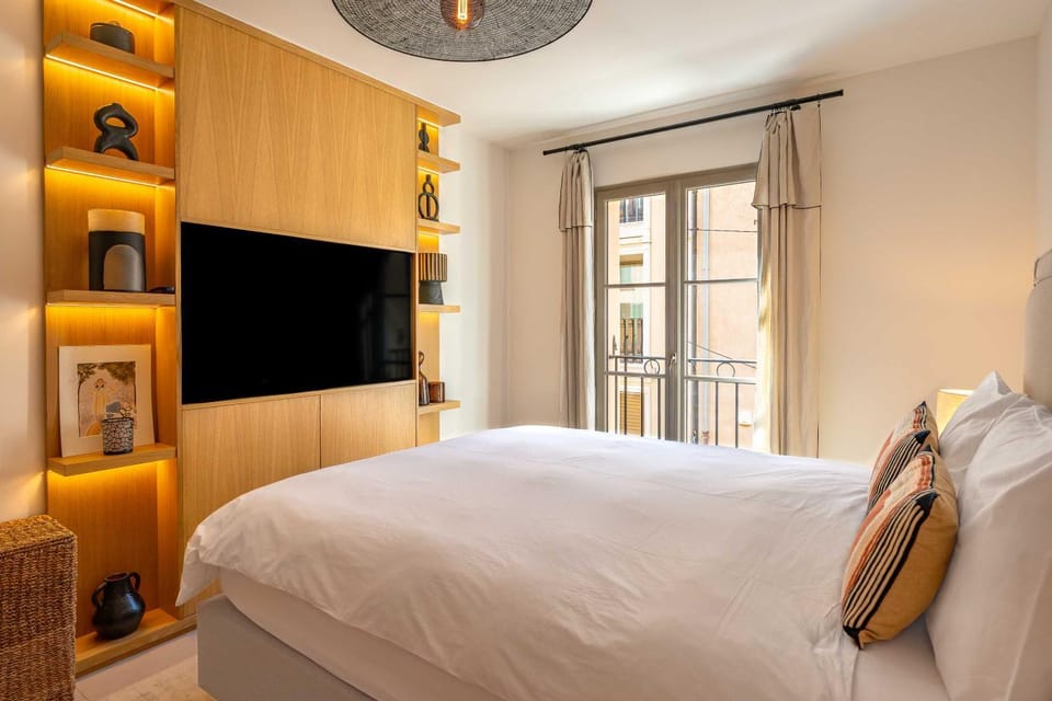 Bed, TV and multimedia, Bedroom