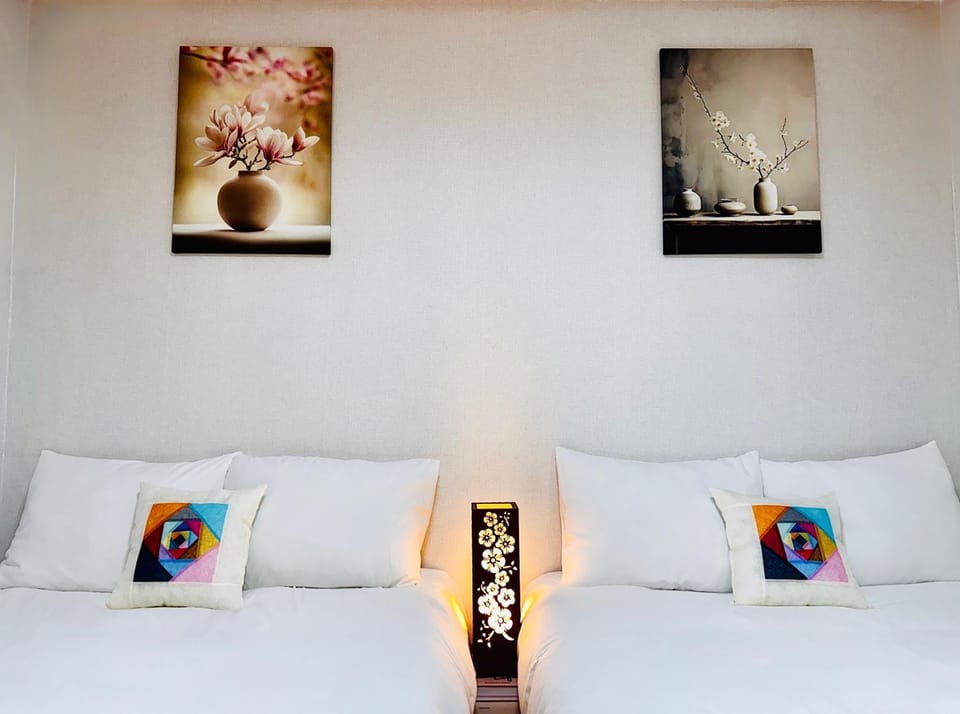 Bed, Photo of the whole room, Decorative detail, Bedroom
