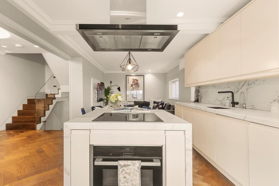 5 Bedroom Kensington Mews Home House in City of Westminster