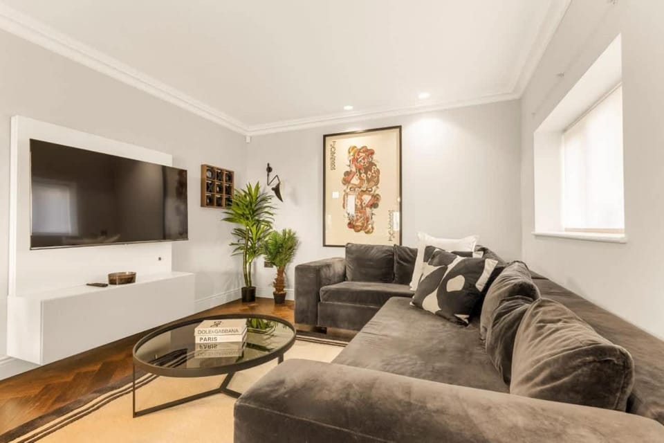 5 Bedroom Kensington Mews Home House in City of Westminster