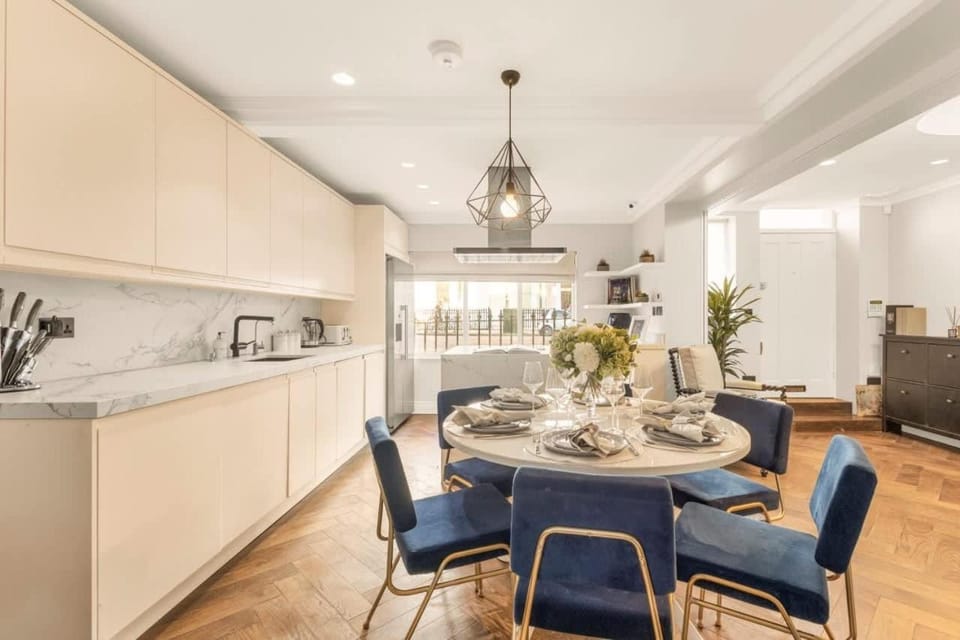 5 Bedroom Kensington Mews Home House in City of Westminster