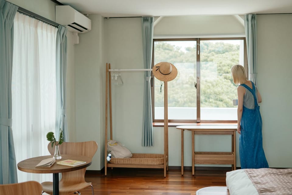 Bed, Living room, Photo of the whole room, Bedroom, fireplace, air conditioner