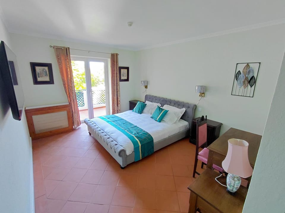 Bed, Photo of the whole room, Seating area, Bedroom