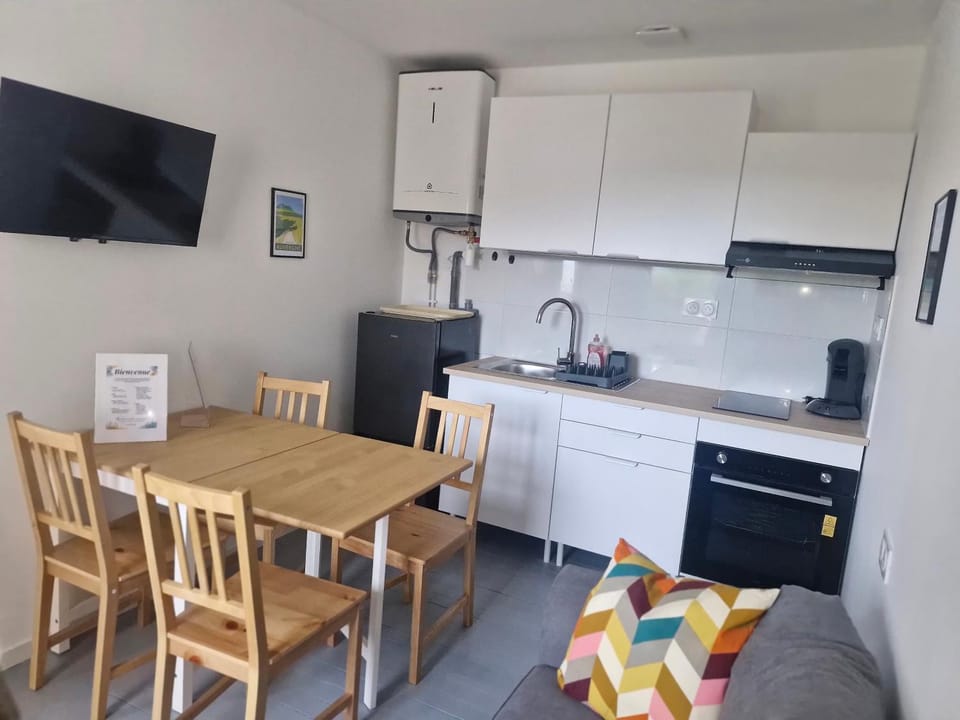 Kitchen or kitchenette, Dining area