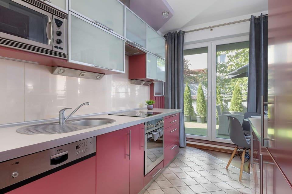 Kitchen or kitchenette, Dining area, stove