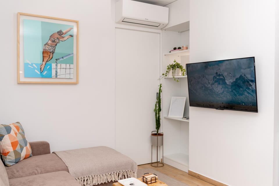 TV and multimedia, Living room, Seating area, air conditioner