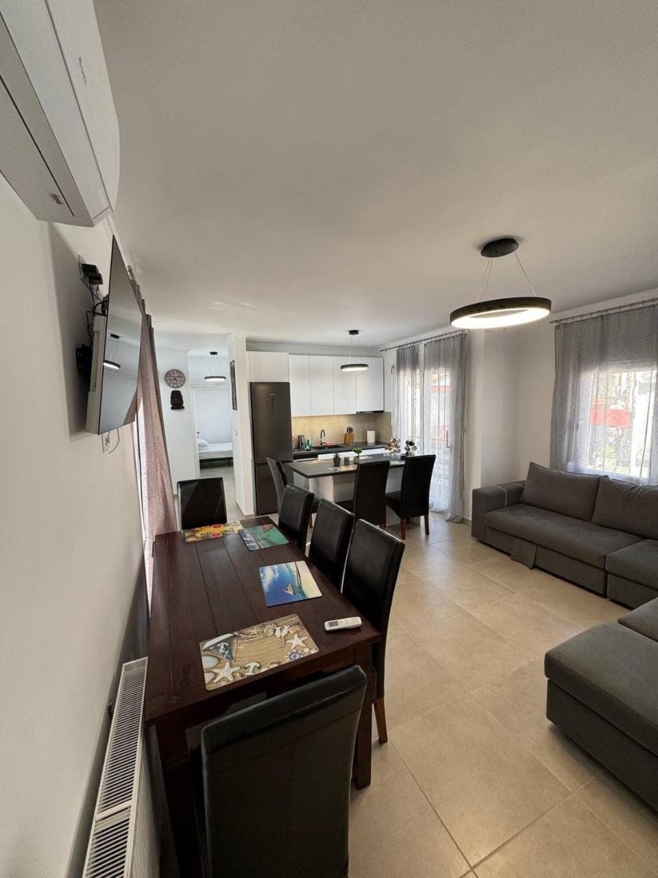 TV and multimedia, Kitchen or kitchenette, Living room, Seating area, Dining area