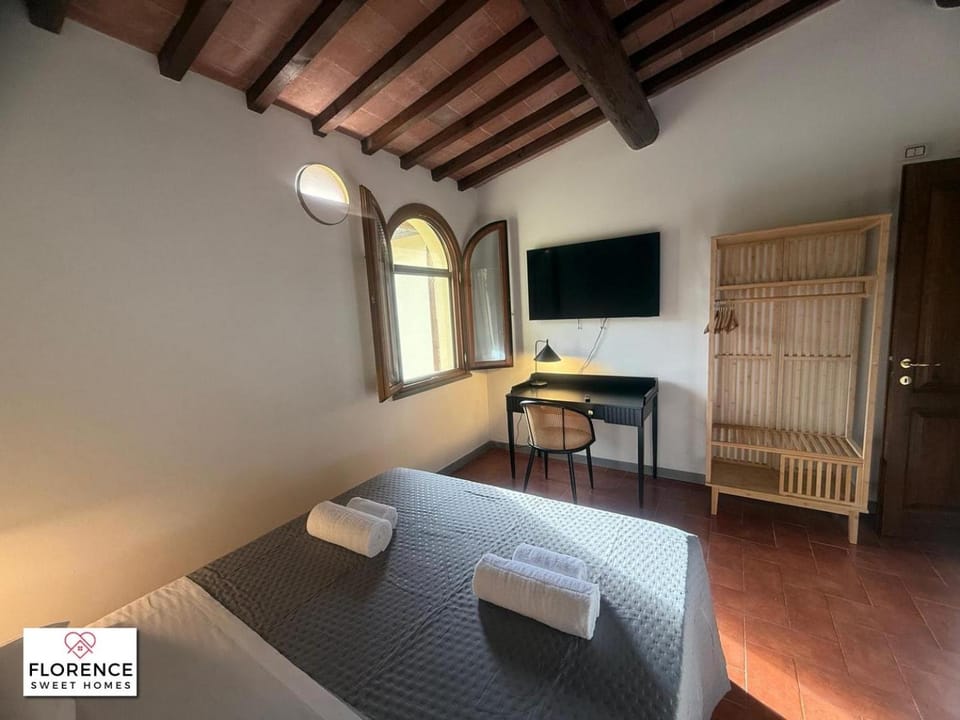 Bed, TV and multimedia, Bedroom