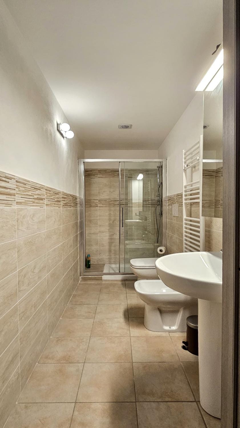 Shower, Toilet, Bathroom, bidet, towels