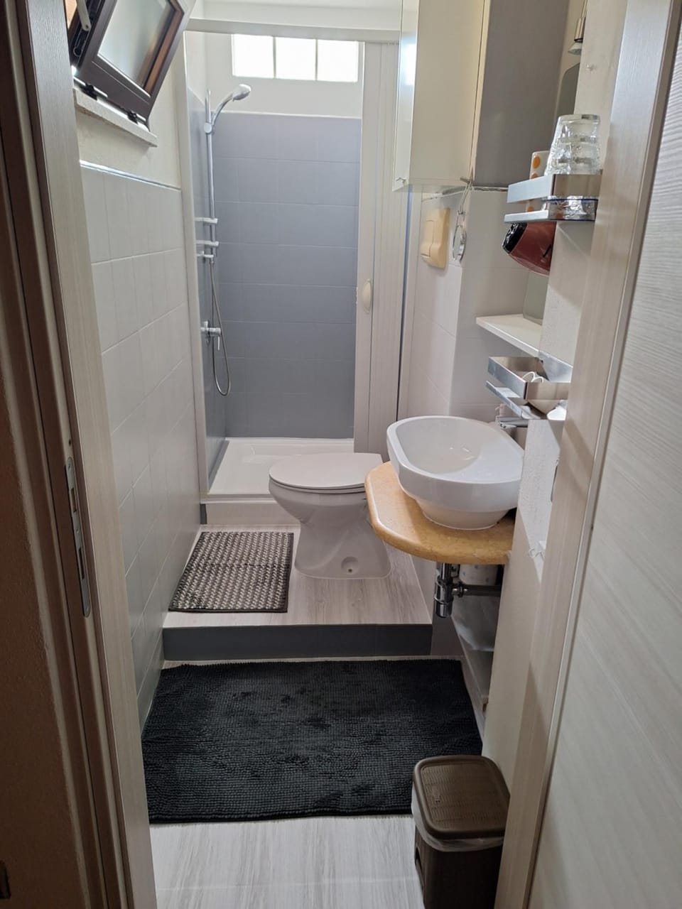 Shower, Toilet, Bathroom, towels