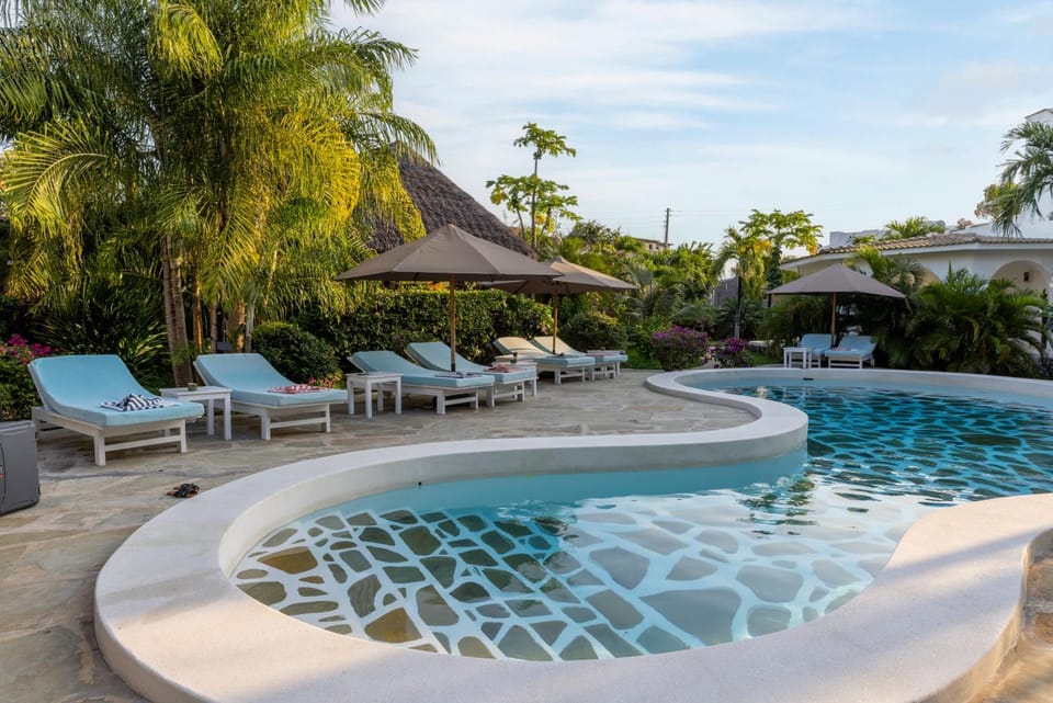 Day, Natural landscape, Garden, Garden view, Swimming pool, sunbed