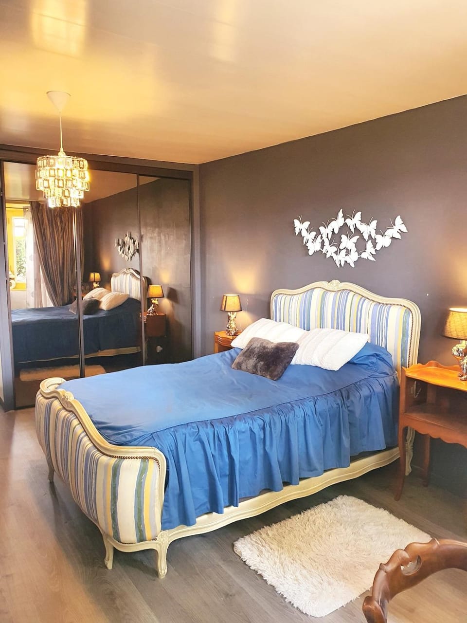 Bed, Seating area, Bedroom, wardrobe