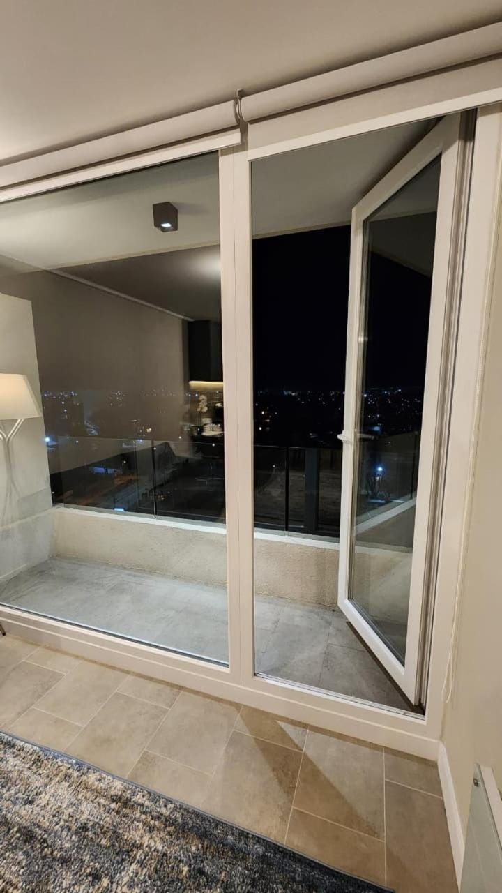 Departamento moderno, nuevo, 1D1B, inmejorable ubicación, con estacionamiento Apartment in Los Ángeles