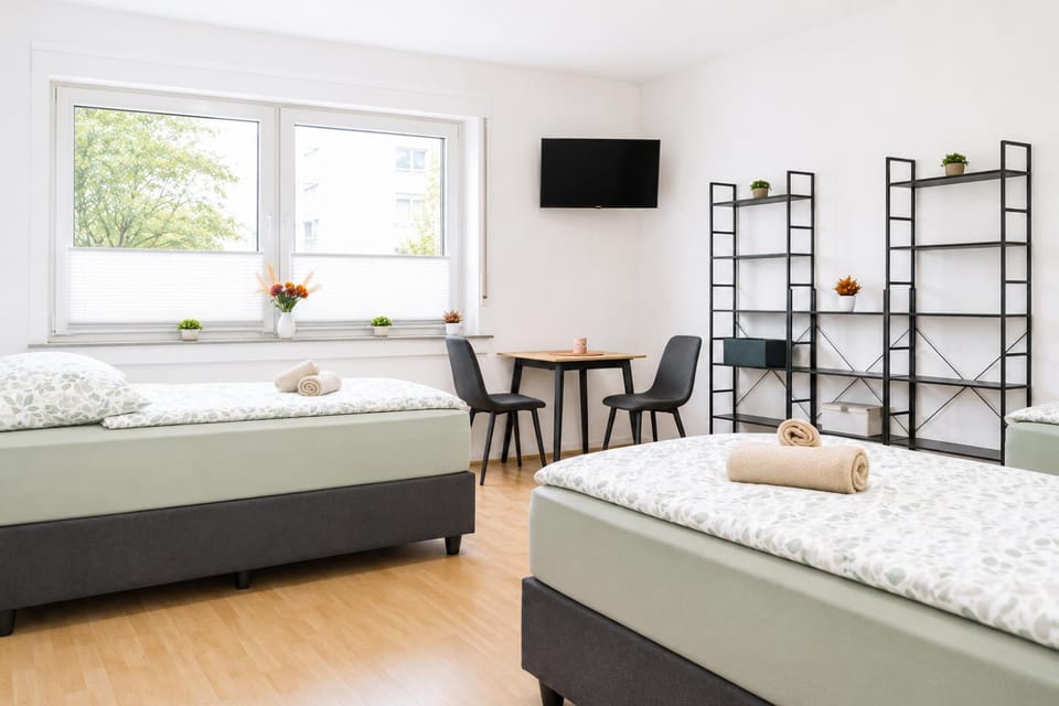 Communal lounge/ TV room, Bed, TV and multimedia, Photo of the whole room, Decorative detail, Decorative detail, Seating area, Dining area, Bedroom, Garden view, heating, heating, internet, internet, towels, towels, wardrobe
