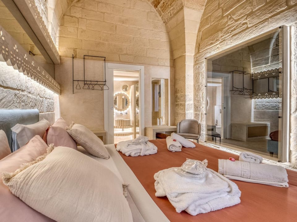 Photo of the whole room, Bedroom, towels