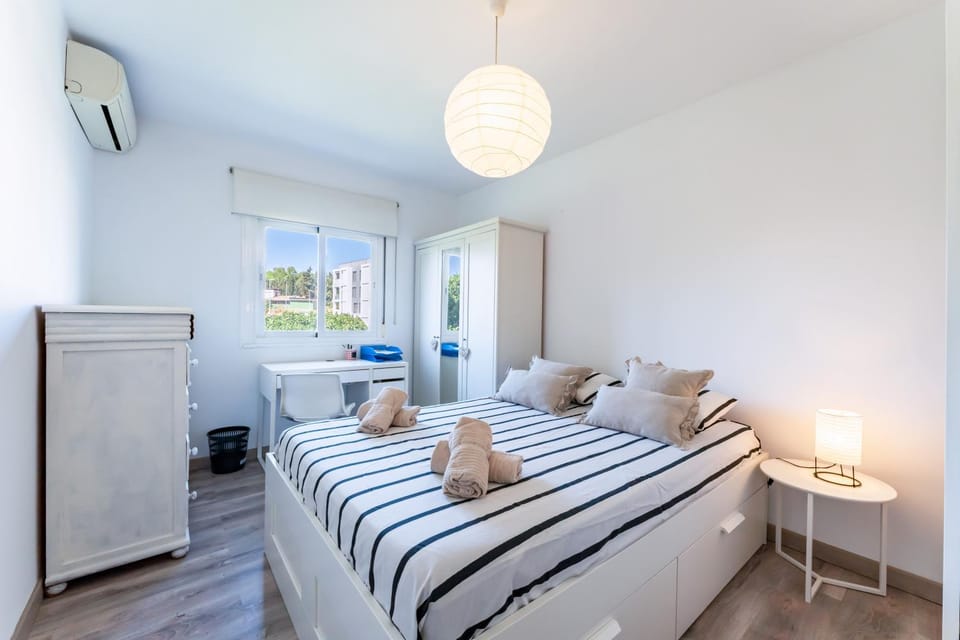 Bed, Photo of the whole room, Seating area, Bedroom, wardrobe, air conditioner