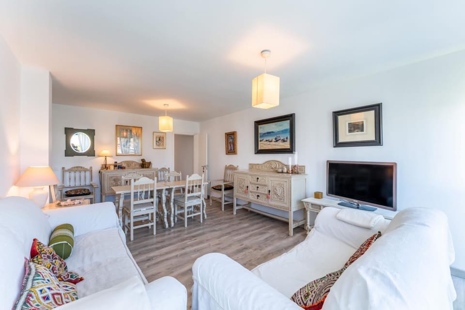 TV and multimedia, Living room, Seating area, Dining area, air conditioner