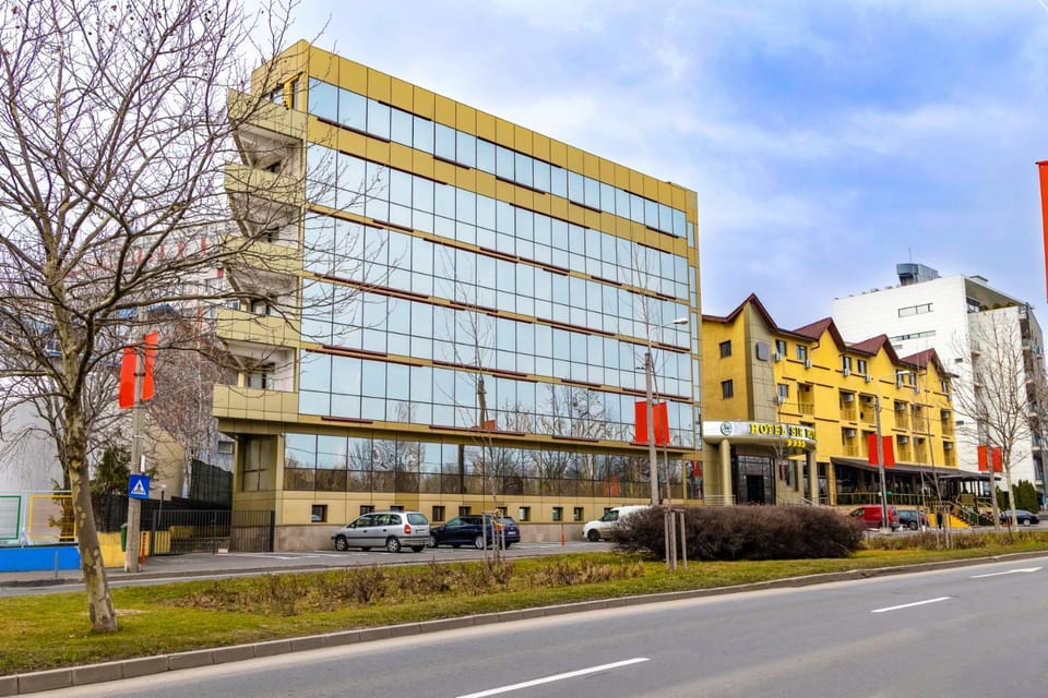 Property building, Day, Neighbourhood, View (from property/room), City view, Street view, Location, Parking