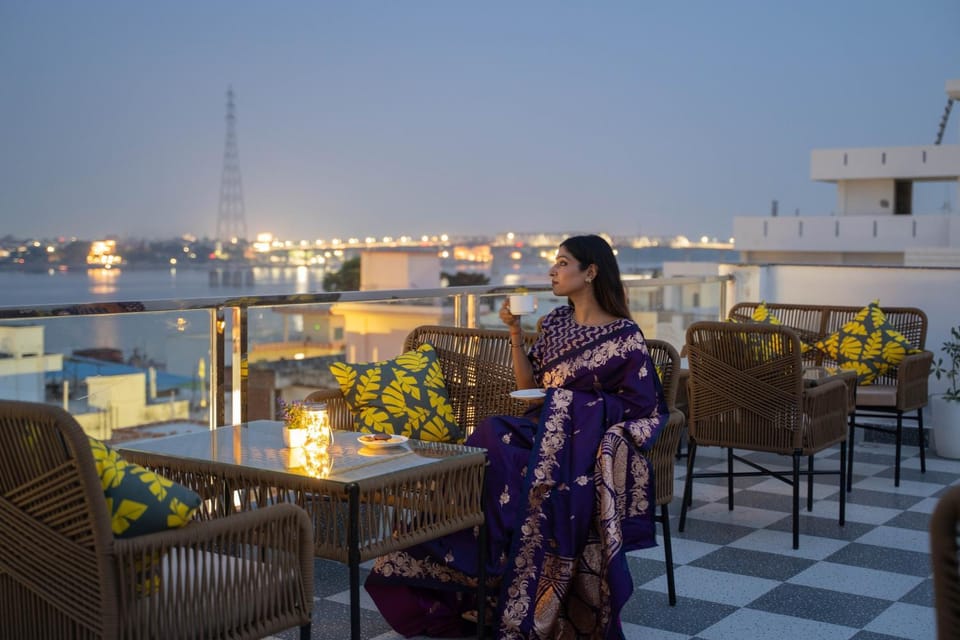 People, Balcony/Terrace, Seating area, River view