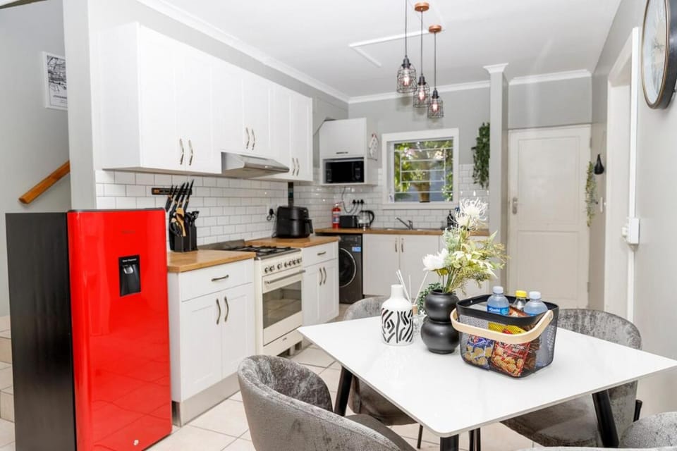 Coffee/tea facilities, Kitchen or kitchenette, Dining area, oven, stove