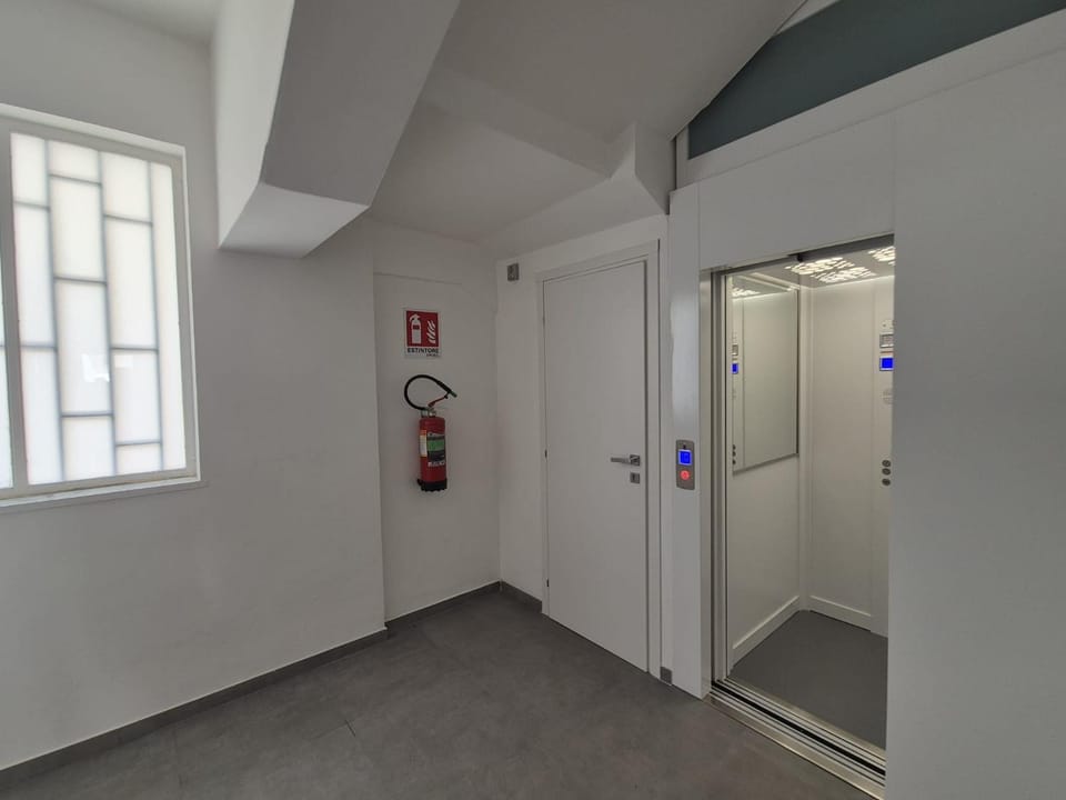 Property building, Restaurant/places to eat, Breakfast, elevator