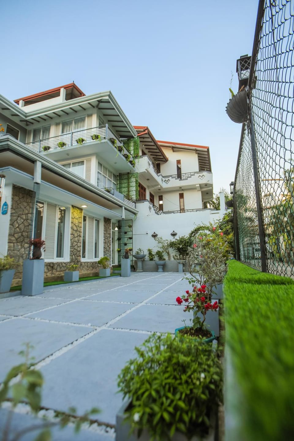 Property building, Day, Neighbourhood, Garden, Garden view