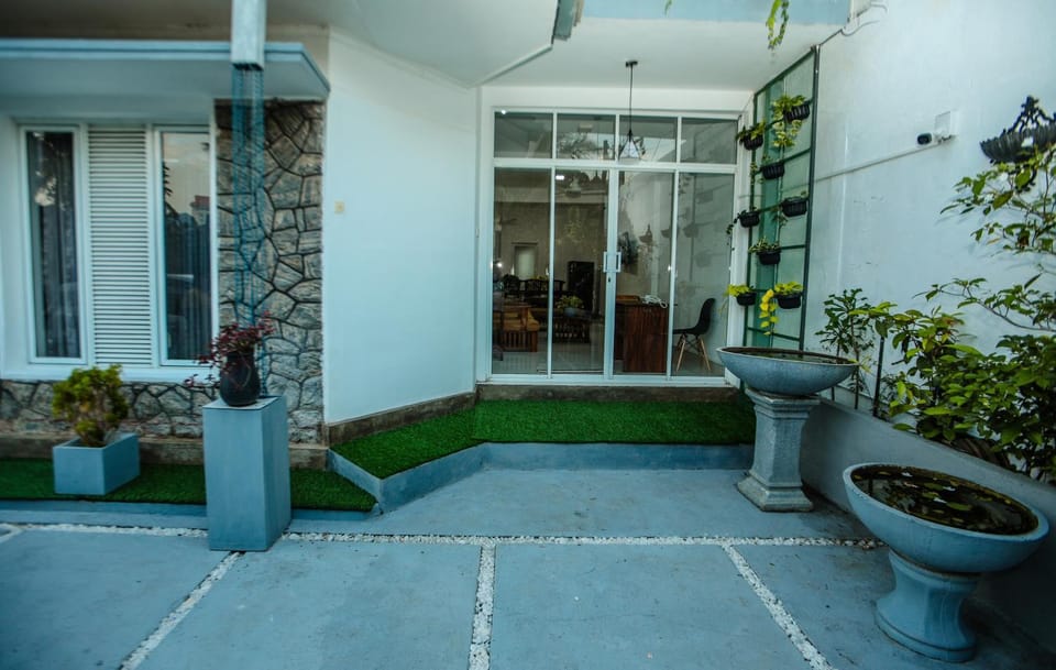 Property building, Facade/entrance, Day, Garden, Garden view