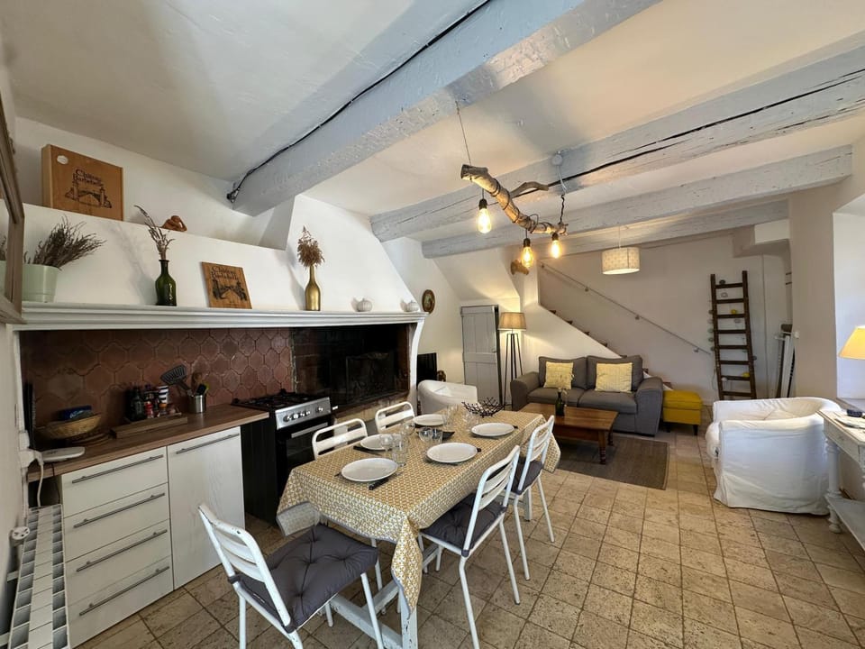 Kitchen or kitchenette, Living room, Seating area, Dining area