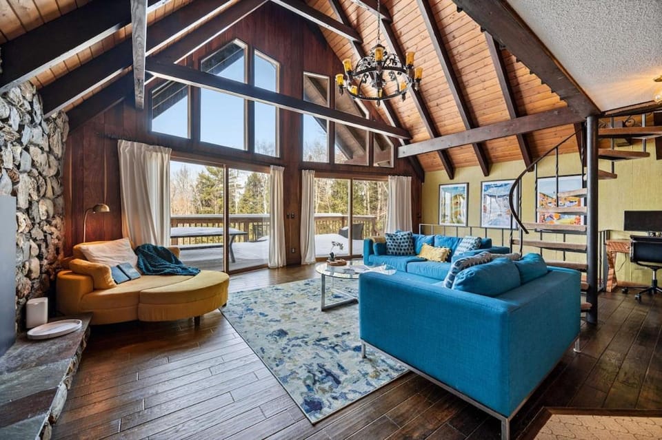 Warby Family Lodge - Pool, View, FirePit, Fireplace House in Waterbury