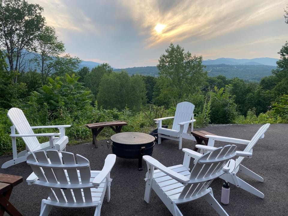 Warby Family Lodge - Pool, View, FirePit, Fireplace House in Waterbury