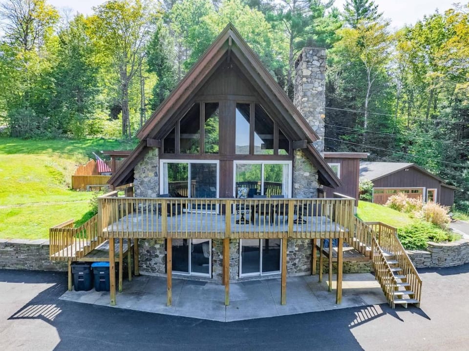 Warby Family Lodge - Pool, View, FirePit, Fireplace House in Waterbury