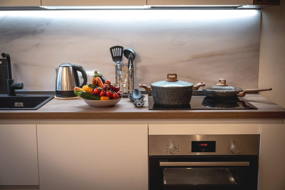 Coffee/tea facilities, Kitchen or kitchenette, oven