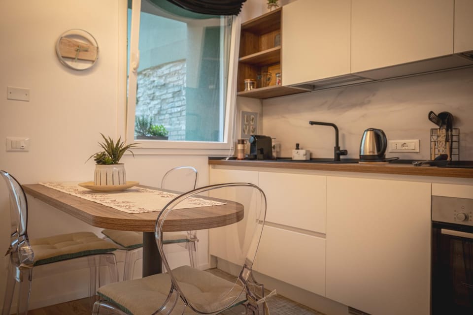 Coffee/tea facilities, Kitchen or kitchenette, dishwasher, oven