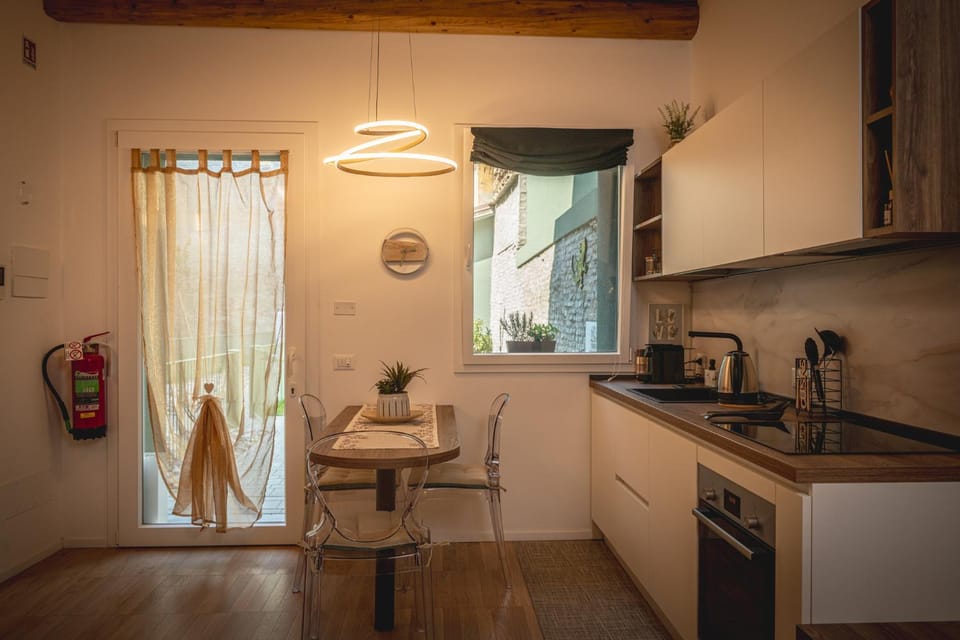 Coffee/tea facilities, Kitchen or kitchenette, oven