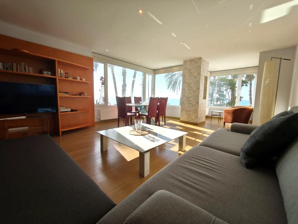 Communal lounge/ TV room, TV and multimedia, Living room, Sea view